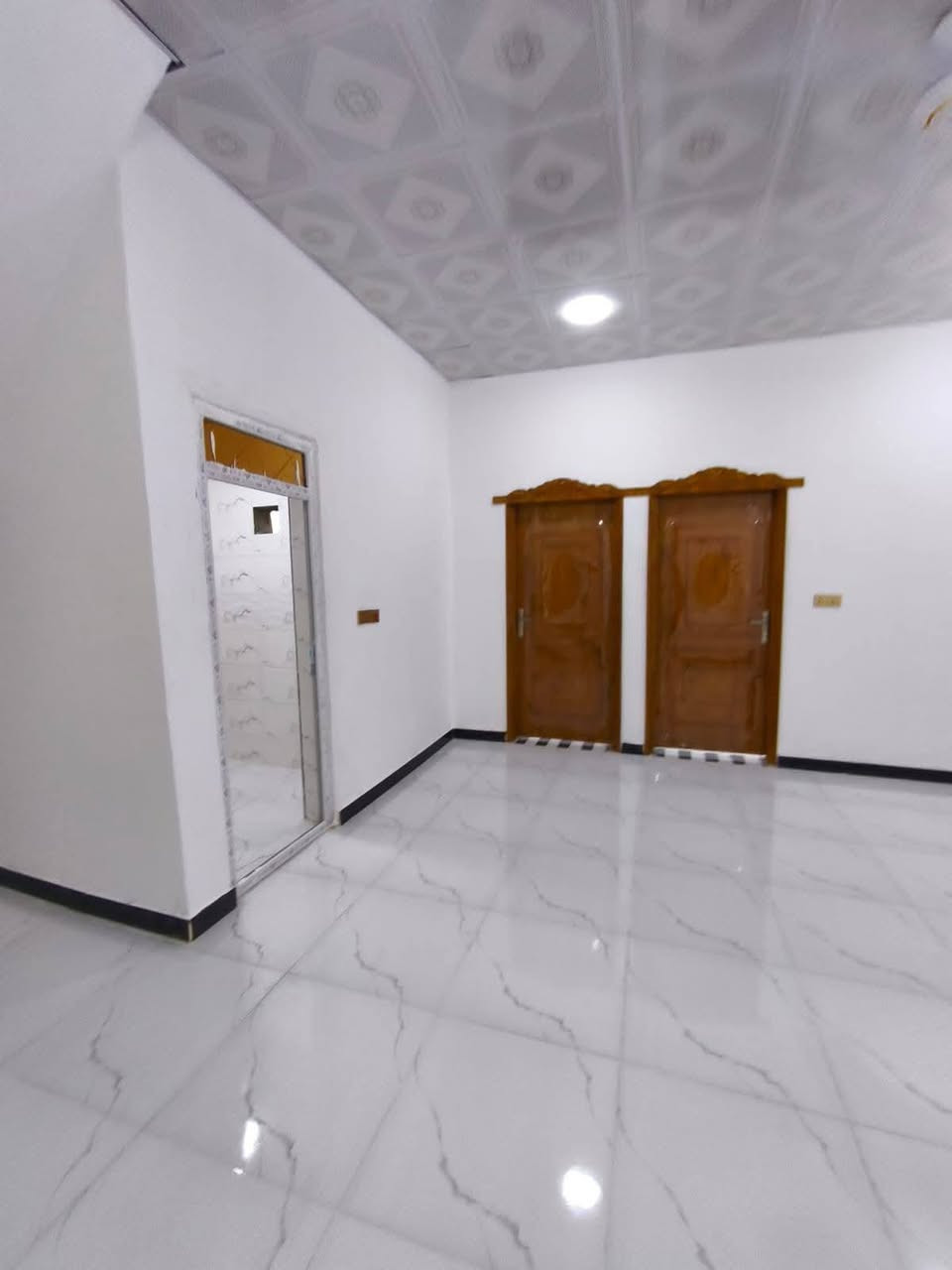 يتوفردار سكن للبيع

 #مساحة 140 متر 

#نوع العقار طابو صرف زراعي باسم عراقي 
وكاله ومكاتبه ونسخه من الطابو

 بناء جديد وحديث
 #موقع ابو الخصيب حمدان البز 

  #يتكون البيت من غرف نوم 2 و صالة و مطبخ و ديوان و صحيات خارجية و داخلية 

 #شارع 8متر

  ثالث بيت عن التبليط 

  #سعرة مناسب  (70) و قابل للتفاوض للستفسار #الاتصال #*********** 
#او مراسلة الصفحة #Abbas Nehme البصرة, العراق
