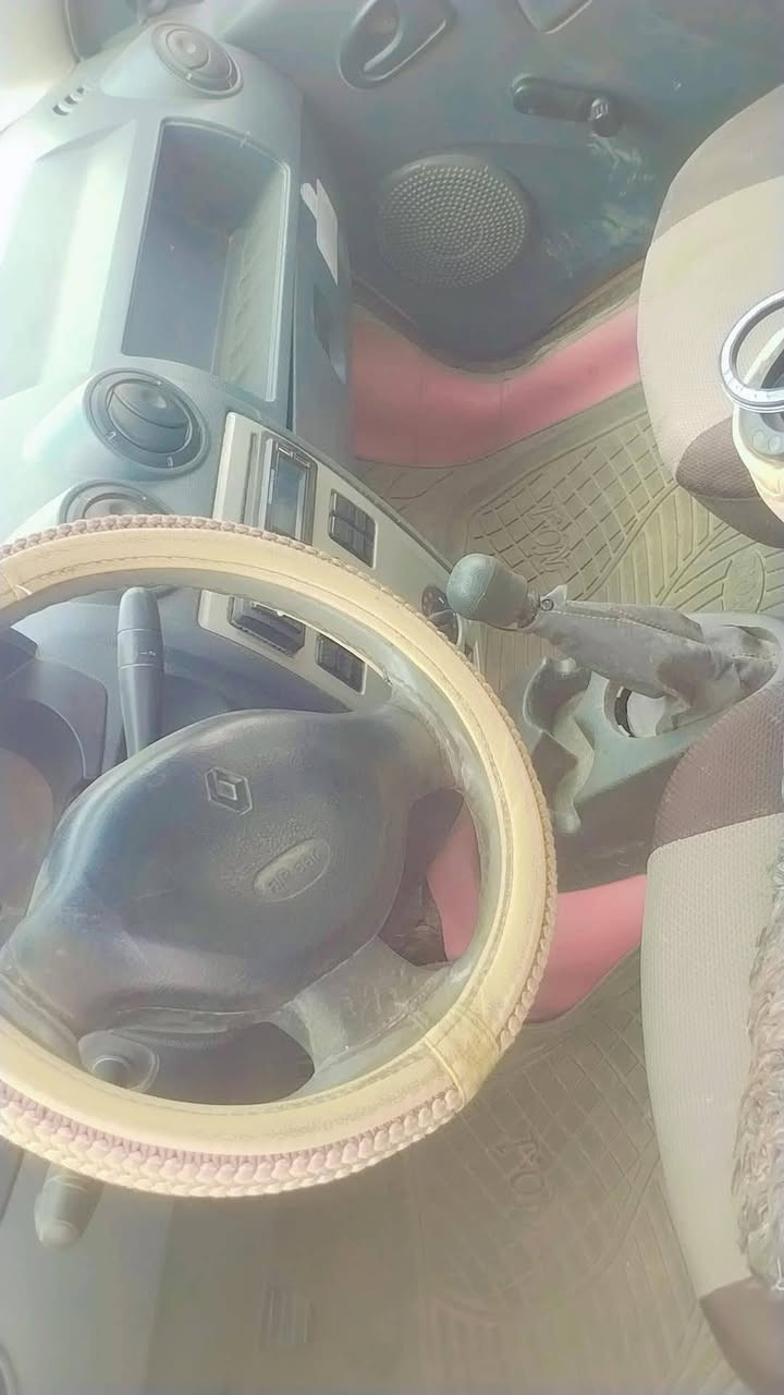 سلام عليكم رينو للبيع موديل ٩ سياره نضيفه كير محرك حداديه السعر ٢٨ وبيه مجال ***********
