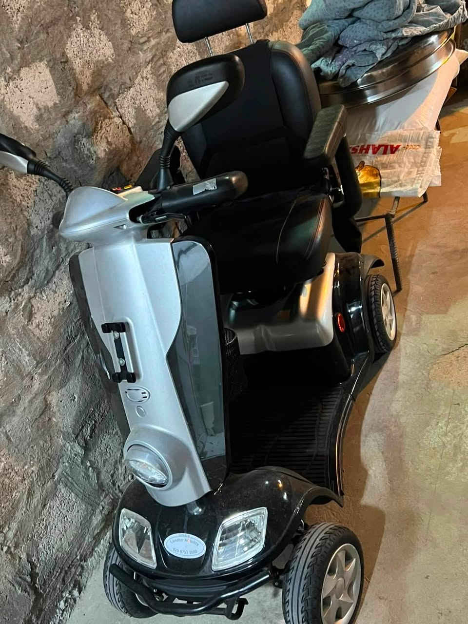 سڵاوتان لێبێت
ئەم پاسکیلە شەحنە بۆ فرۆشتن
بەکارنەهاتوە
هەفتەیەکە لە ئەوروپاوە نێردراوەتەوە
ئیشکردنی زۆر باشە
شوێن حاجیاوا
نرخ 12 وەرەقە
***********
