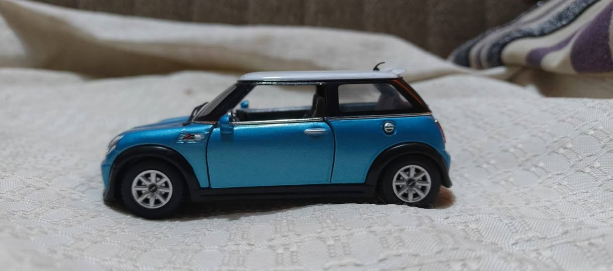 مرحبا رجع توفر للذواقين مجسم. مني كوبر  mini Cooper Sوحجم 1/28  لون ازرق لؤلؤي مختم Mini بكل مكان سعر 11 متوفر توصيل للتواصل ***********
