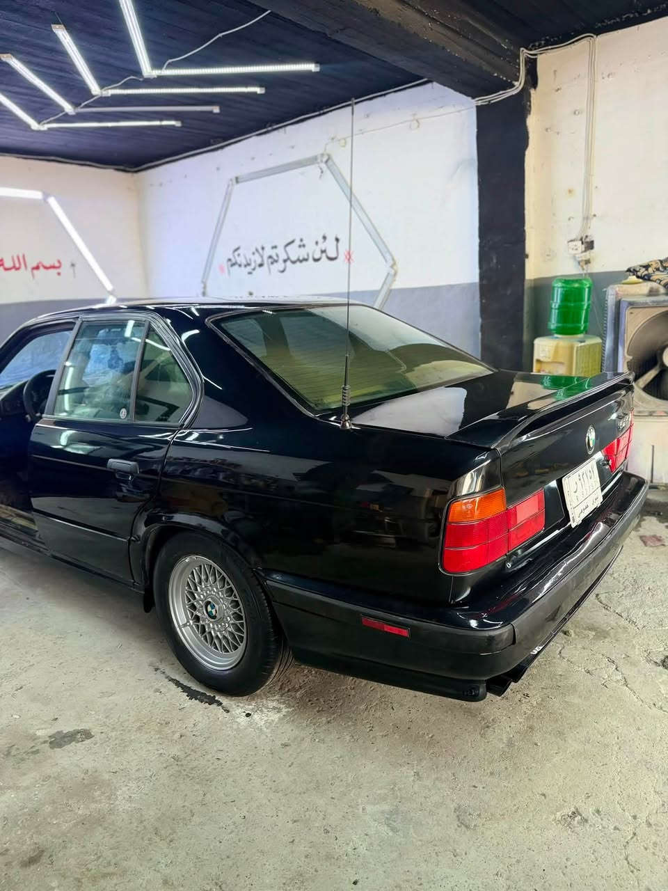 سيارة لبيع موديل 90محرك وكير شرط
طخم جديد طخم تاير جديد 
ويل خليه اصليه 
صبغ جماليه بجم عريض اصل فتحه سقف 
غرفه جديد كشنات جلد كير اوتو 
تبريد ثلج شرط سيارة جاهزه من كلشي 
العنوان موصل حي البكر تفاصيل اكثر *********** بي واتساب الرقم متواجد خاص السعر 60وبي مجال لطيبين
