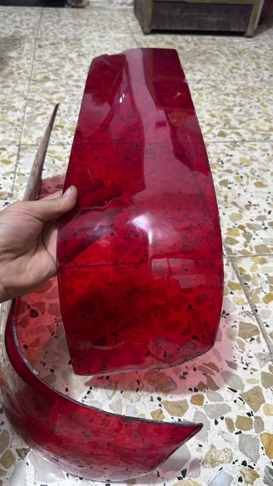 غطاء بك لايت • كسر واضح يمين • اليسرة سليمة