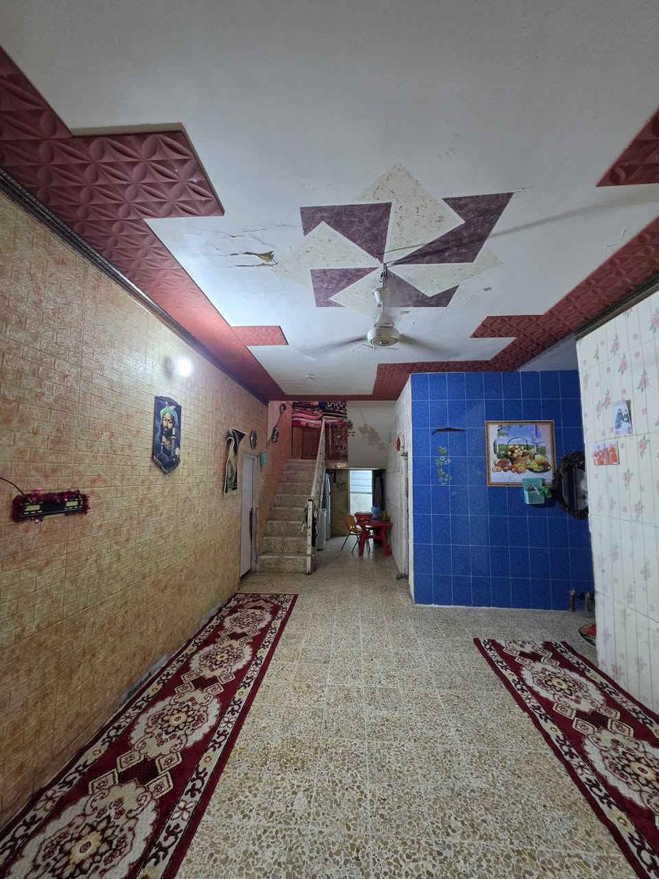 السلام عليكم
الدار البيع مساحه ٣٠٠
متكون من 
غرفه ٤×٤
غرفه٤×٥
هول ٧×٤
ستقبال٧×٤
مطبخ٤×٤ 
وحديقه جبيره 
صحيات داخليه 
صطح شتيكر 
مكان دبيه يم معمل وكسجين 
تفاصيل ***********
