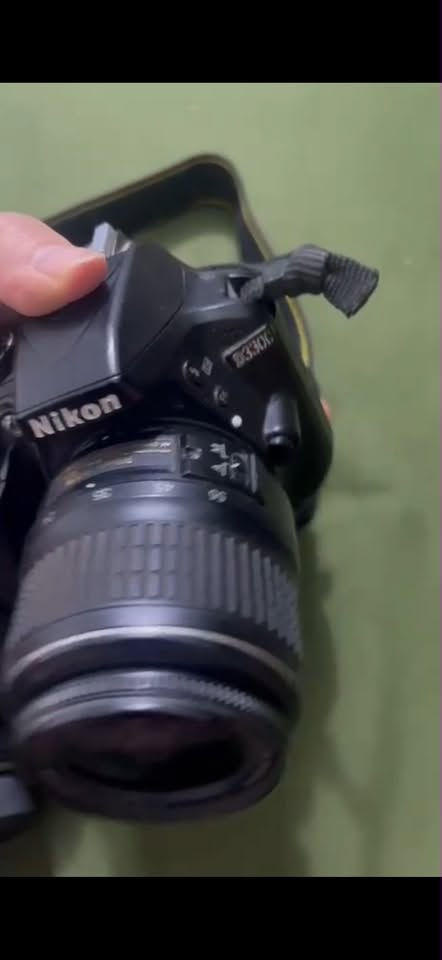 للبيع كاميرا Nikon D3300 مع عدسة زووم Sigma بسعر مناسب 
العرض مناسب جداً للمبتدئين في عالم التصوير، الحزمة تتضمن:
 الكاميرا: Nikon D3300 بحالة نظيفة جداً، دقة 24.2 ميجابكسل، صور نقية وسهلة الاستخدام.  
 العدسة: Sigma 70-300mm (ممتازة للتقريب والماكرو).  
 الملحقات: (البطارية، الشاحن، الحزام)
💰 السعر350
***********
