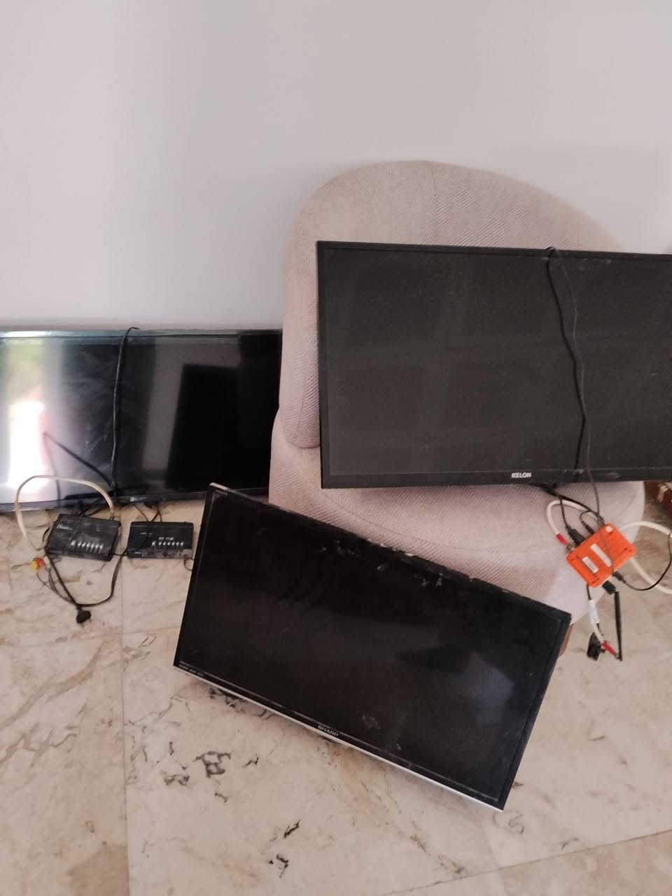 السلام عليكم غراض بيت نضيفه للبيع كاونتر مترين ونص كامل معه سنكي متر ونص،،،، ديوان ١٦متر كامل معه ملحقاته  شاشات ٣ معه ستلايت استفسار ***********٠ مكان شاميه شارع دلال
