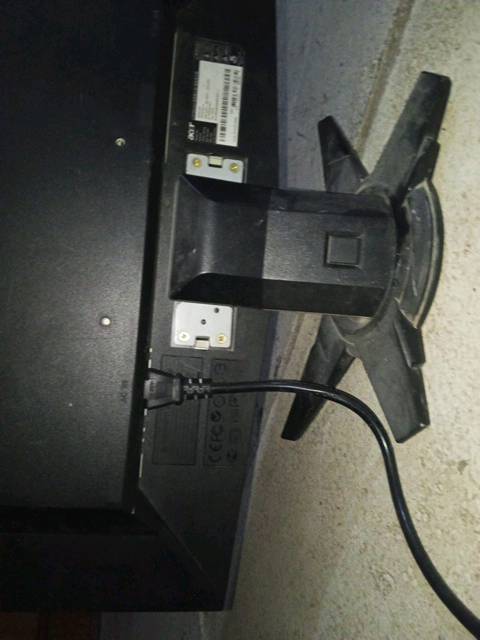 شاشة كيمنك للالعاب شركه acer شغاله وكلشي مابيها وبيها تضليل جانبي يعكس الالوان اصدار   G195
شنو المنافذ الموجودة بيها؟ مثل VGA / DVI / HDMI، وهل وياها الكيبلات لو لا؟: 
منفذ تحويله البي سي(جهاز الكمبيوتر) ومنفذ AS
هذي الضلالة/التظليل الجانبي شكد تأثر على الاستخدام؟ يعني بس على الطرف لو تمتد وتبين بكل الألوان؟: 
لا يعني الالوان تنخفض درجتها تصير شبه مشوشه يعني فقط الكدامها يشوفها يعني خصوصيه تامه
وين موقعك بالعراق حتى المشتري يگدر يجي يفحصها ويشوفها قبل الشراء؟: 
بغداد الكاضمين منطقه حي جكوك قرب محطه وسكه قطار الكاضميه واقرب نقطه كوفي يسموه كهوه السواعد شارع سايدين وبالقرب من الكهوه اكو صوره للسيد اوكف يمها وخابرنا وانجيبلكياها 
السعر شكد آخر شي؟ وهل تقبل تبديل أو تفاوض لو لا؟: 
35.000 وبيها مجال بالسعر الي يعجبك