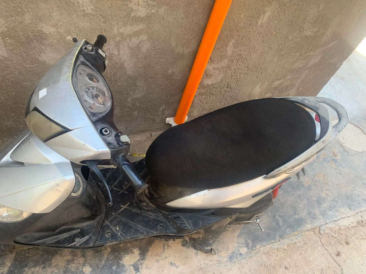 سلام عليكم ماكس ثعلب
دراجه بيها جبنه طاكه ونقص باتري 

نص هندر تشتغل 

كهرباء كلشي شغال 

الكفرات كلها مختمه 

سعر ٤٥٠ 

مكاني تاجي الشط تجي لباب البيت تاخذها 

***********

