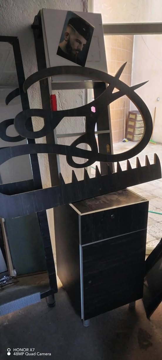 سلام عليكم ادوات محل حلاقه لبيع ماعده الكراسي نضيفات  كلش    ميز مراية عدد 2 مجرات عدد 2 رفوف عدد2 و مرايات خلفيات عدد 2  للبيع عنواني حي الواسطي كركوك ل اتصال ‏‪***********‬‏.         ب 200 الف وبيهن مجال

نص مكتوب في الصور:
- realme Note 50
- HONOR X7
- 48MP Quad Camera
- O HONOR X7
- ● 48MP Quad Camera