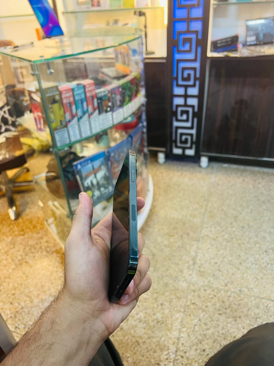 ايفون ١٣ برو ماكس الجهاز شرط
مامفتوح ولااخل صيانه 
بطاريه ٨٩ 
مقاوم للماء بمعيار ip16
متوفر في 📍مركز بيارق العز الالكتروني 
للتواصل خاص او على الرقم 
***********
