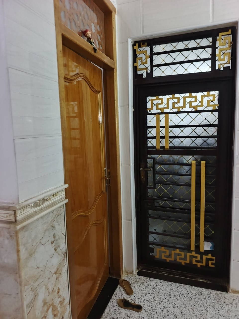 ياالله
سلام عليكم 
البيت البيع طابو صرف
مساحه((150)) متر بناء حديث
البيت طابقين 
يحتوي طابق أول 
استقبال وصاله ومطبخ وغرفة نوم
صحيات داخليه وصحيات خارجيه
طابق ثاني يحتوي على
ثلاث غرف نوم معه صحيات وصاله 
حي لحسين خلف مدينه ترفيهيه 
استفسار اتصل ((***********)) ((***********)) 
اخوكم أبو عراق الحلفي....
