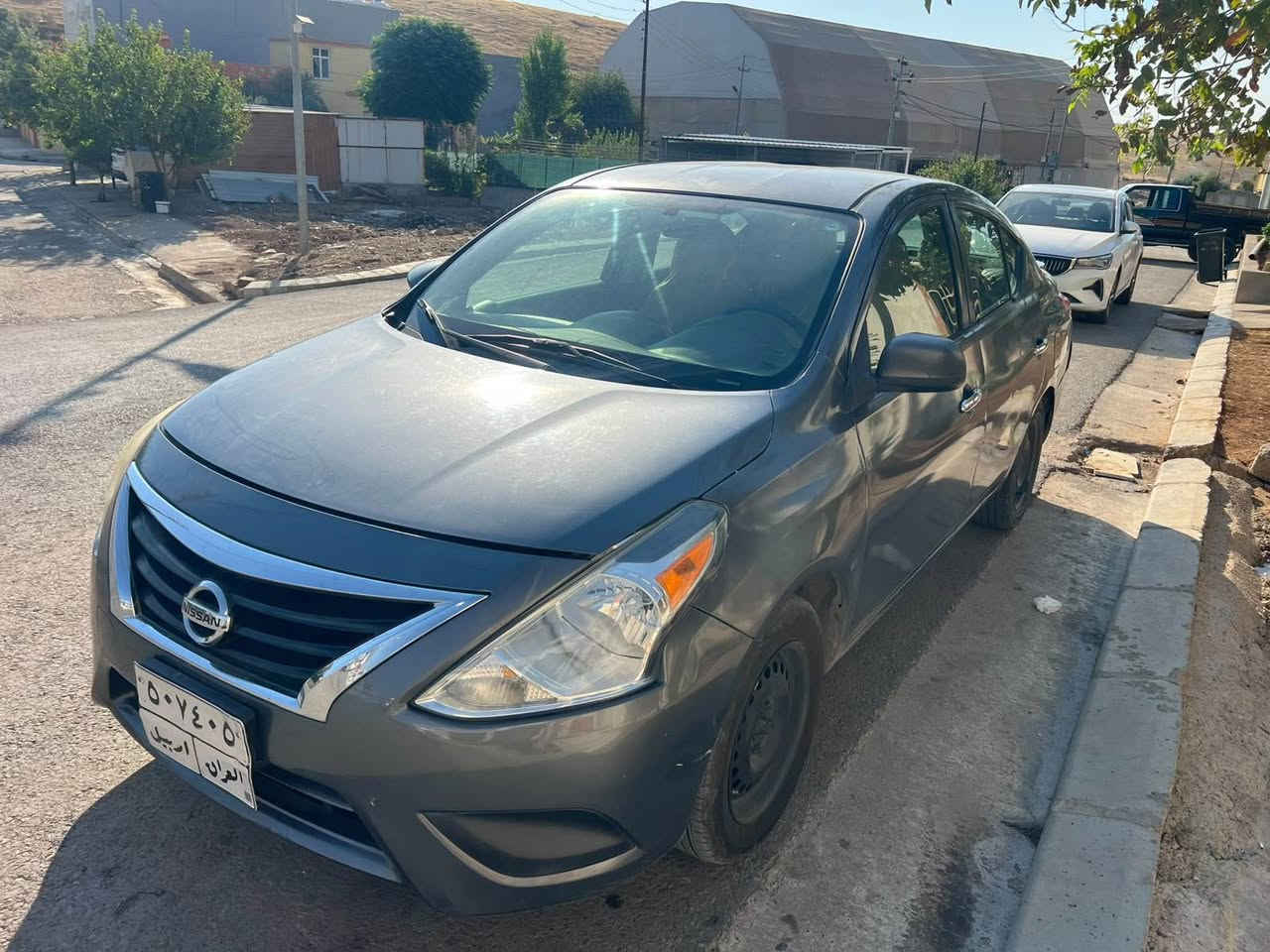 Nissan versa 2017 
٤ بارجةى سبوغة 
بيش و پشت بئ ليدران
رقم و سنوي بةسةرجوة
٤ تاية نوى لةسةرة
١٣٤,٠٠٠ كم رويشتية
غرامة ٥٠٠$ لةسةرة
سعرى داوى ٨٠ ورقةى معاملةشى تيداية
رةقم تلفون *********** اكر, نينوى
