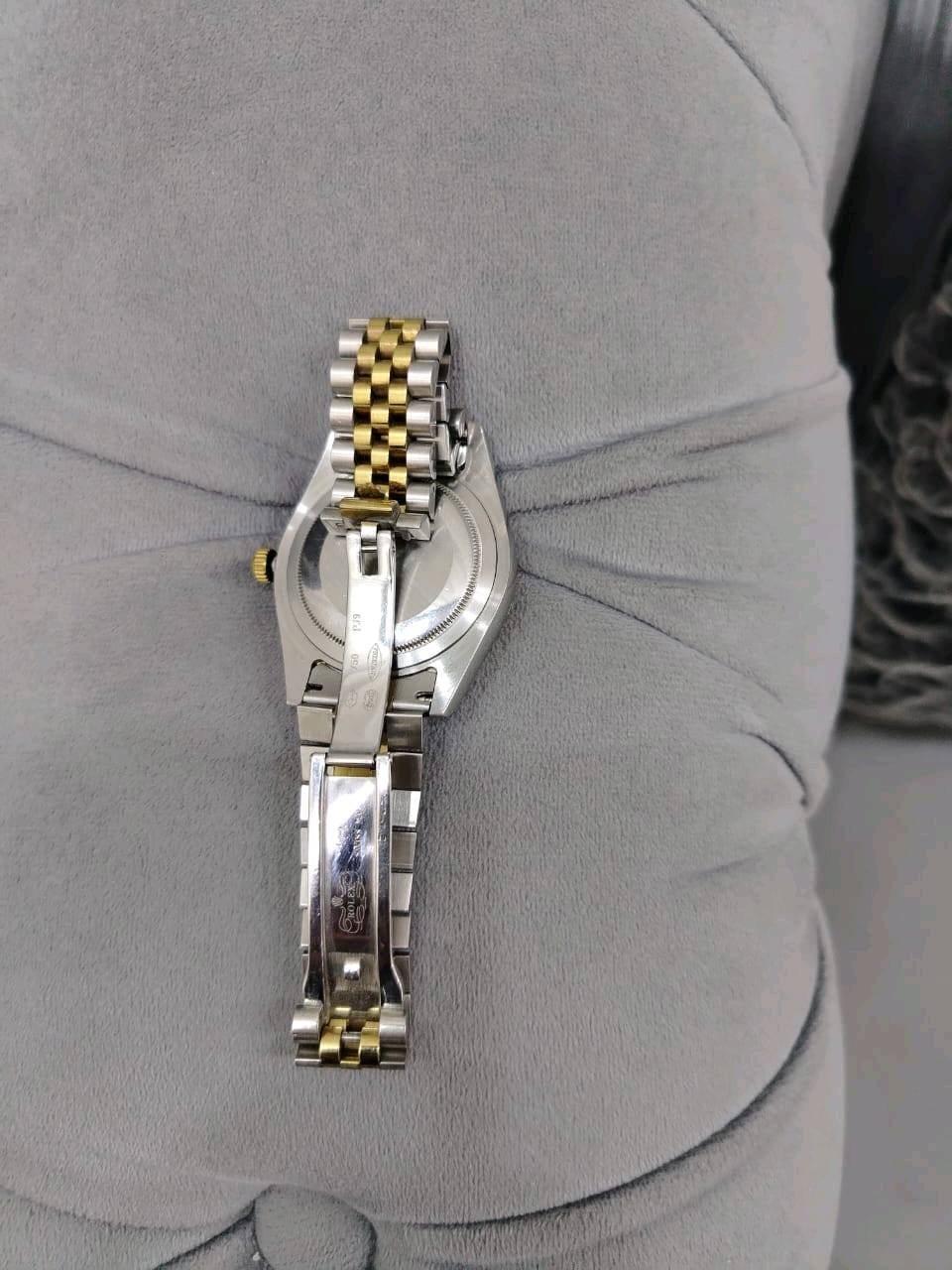 ⌚ للبيع – ساعة Rolex Datejust أوتوماتيك ⌚
ساعة رجالية بتصميم كلاسيكي فاخر، ثنائية اللون فضي وذهبي، مع مينا أسود أنيق وسوار Jubilee.
🔹 الموديل: Rolex Datejust
🔹 الحركة: أوتوماتيك
🔹 المينا: أسود مع مؤشرات ذهبية
🔹 التاريخ: نافذة تاريخ مع عدسة مكبرة
🔹 الإطار: ذهبي مخدد
🔹 السوار: Jubilee ثنائي اللون
🔹 الحالة: مستعملة وبحالة جيدة جدًا
🔹 التصميم: كلاسيكي وفخم ومناسب للاستخدام اليومي والمناسبات
💰 السعر: 650,000 دينار عراقي
📩 للجادين فقط، التواصل على الخاص. 
السعر قابل للنقاش بشكل بسيط عند المعاينة.