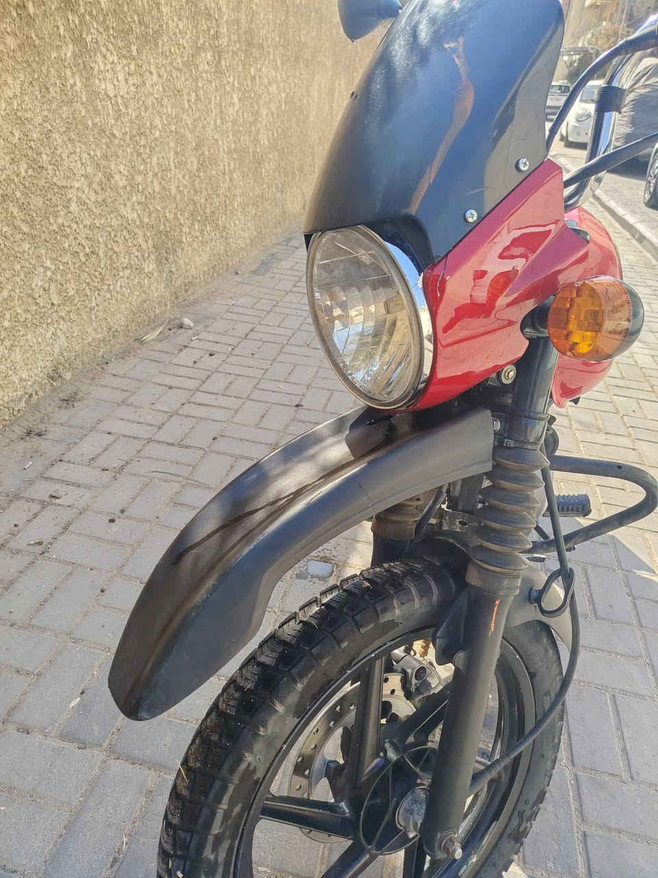 بوكسر 23 للبيع فقط  مرقم بغداد باسم صاحبي تحول ثاني يوم مضمون 100% 
دراجة ما مفتوحة ومحرك مكفول وعليها شلعة ومعدل يخبل وبيها نضوح بسيط من يم الضاغطة فقط ما مأثر ع المحرك 
رايدها ب 2300 وبيها مجال بسيط 
وبالاضافة عليها لايت زنون قوي 
مكاني بغداد حي الجهاد 
رقمي 
*********** 
واتساب بيه ومتواجد خاص
