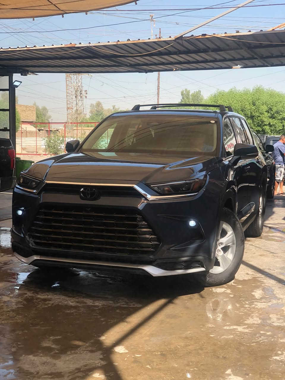 تويوتا جراند هايلاندر LE زيرو 2025 (Grand Highlander LE Hybrid)
سيارة عائلية فخمة وعملية جداً بحالة الزيرو تماماً (ماشي أقل من 1,000 ميل فقط)، مجهزة بالكامل ومحولة وجهية بلاتينيوم مميزة!

⚙️ المواصفات الأساسية لفئة LE:  

 الموديل: 2025  

 المحرك: 2.5L هايبرد (AWD) – اقتصادي جداً بالبنزين وقوي.  

 المسافة المقطوعة: أقل من 1,000 ميل فقط (زيرو).  

 المقاعد: 3 صفوف يتسع لـ 8 ركاب (مقاعد مخمل فاخرة مع تحكم كهربائي لمقعد السائق 8 اتجاهات).  

 الشاشات والتقنيات:  

 شاشة عرض لمسية مركزية كبيرة 12.3 إنش تدعم Apple CarPlay و Android Auto (وايرليس بدون واير).  

 شاشة معلومات دجتل للسائق (MID) بحجم 7 إنش.

 7 منافذ شحن USB-C موزعة على كل الصفوف.

 التكييف: أوتوماتيكي ثلاثي المناطق (Tri-Zone) مع تحكم منفصل للمقاعد الخلفية.  

 الباب الخلفي: الصندوق ينفتح ويغلق كهربائياً (Power Liftgate).  

 الويلات: ألمنيوم قياس 18 إنش.  

 أنظمة الأمان (Toyota Safety Sense 3.0): رادار أمامي، تحديد وتتبع المسار، مثبت سرعة متكيف، نظام مراقبة النقطة الكوراء (BSM)، وتنبيه المرور الخلفي (RCTA).  

✨ التعديلات والإضافات:  

 الوجهية: تحويل الدعامية الأمامية بالكامل مع اللحية والنيكلات إلى فئة البلاتينيوم (Platinum) لمظهر أفخم وأقوى.  

 الكشافات: شد كشافات ضباب أماميّة جديدة (فوق لايتس / Fog Lights).  

🛠️ تفاصيل الحادث والتصليح (بكل أمانة وشفافية):

 البنيد: تبديل بنيد تجاري، مصبوغ صباغ درجة أولى ومسوي له بولش كامل.  

 الدعامية: صبغ درجة أولى ومحولة لبلاتينيوم.  

 التلميع: بولش وتعديل للأماكن اللي كان بيها جلغات بسيطة ورجعت نظيفة.  

⚠️ ملاحظات بسيطة جداً:

 طخة كلش خفيفة بالباب.

 جلغة بسيطة بالكاملوغ تطلع وتختفي بالبولش (مو فد شي مؤذي نهائياً).

📋 شرط الفحص:

المحرك، الجير، الهايبرد، الأيرباجات، الشاسي، والكهربائيات بشرط الفحص الكامل في أي مكان تعجبك.

📍 المكان: [المحمودية / بغداد]

💰 السعر المطلوب: [ ورقة 330]

📞 للتواصل والاستفسار: [***********]
