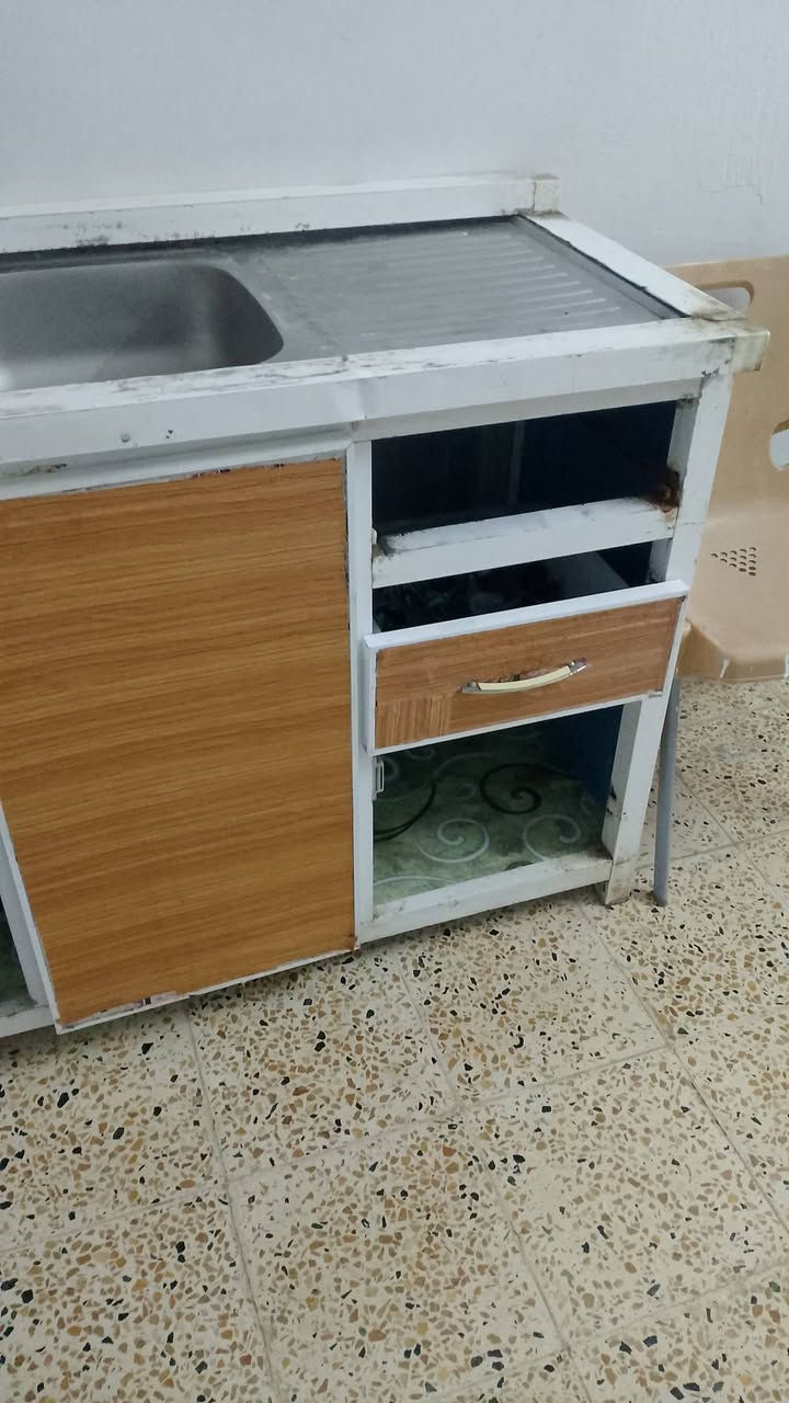 كاونتر للبيع ثلاث طبقت بي قياس متر ونص الابواب موجودين سعر 70 وبي مجال دولاب للبيع سعر 10 شراي يتصل عل رقم  اسيا *********** مكان موصل

نص مكتوب في الصور:
- ١ of ٢
- ابو جنة
- منذ ٣٠ دقيقة