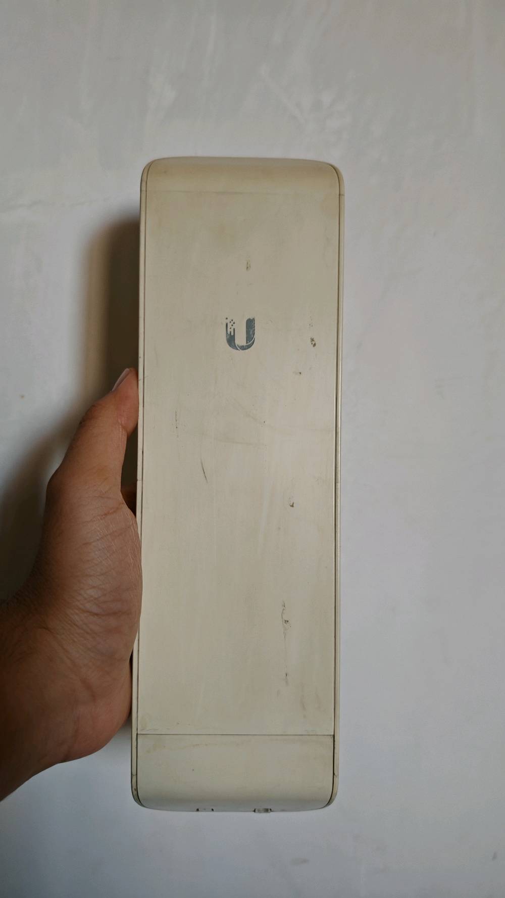راوتر TP-Link (TL-WR941ND)
​المواصفات: 300Mbps Wireless N Router.
​الملحقات: يشمل الهوائيات الأصلية الثلاثة (3 Antennas) القابلة للفك والتركيب لتغطية أفضل.
​الحالة: مستعمل وشغال بشكل طبيعي (تغير بسيط في لون البلاستيك بسبب القدم).
​الاستخدام: ممتاز كمقوي إشارة (Access Point) أو سويتش لتوزيع الإنترنت.
+
نانو ستيشن Ubiquiti NanoStation M5
​النوع: هوائي استقبال وبث خارجي (Outdoor CPE) تردد 5GHz.
​الملحقات: يشمل محولة الطاقة الأصلية (Ubiquiti PoE Injector) مع كابل الكهرباء وكيبل شبكة LAN.
​الاستخدام: نقل إنترنت لمسافات بعيدة أو الربط مع أبراج الإنترنت.
السعر: 30 ألف وبيه مجال بسيط
المكان:الجادرية قرب جامعة بغداد 
لا يجود توصيل

