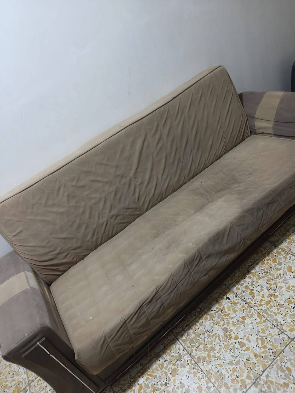 قنفات ثلاث قطع مستخدمه للبيع ب٤٠ الف العنوان بغداد حي اور ***********
