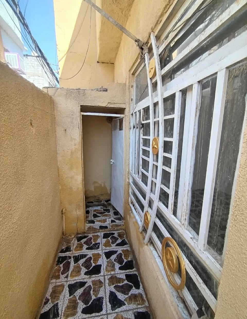 بيت للبيع الحر الصغير شارع المستوصف عن الشارع العام ١٥٠متر استقبال وصاله ومطبخ وصحيات مابيه غرفه يقدر واحد يبني فوق غرفه بيت نضيف السعر ٢٧ مع مجال 
***********
*********** واتساب على الاثير
