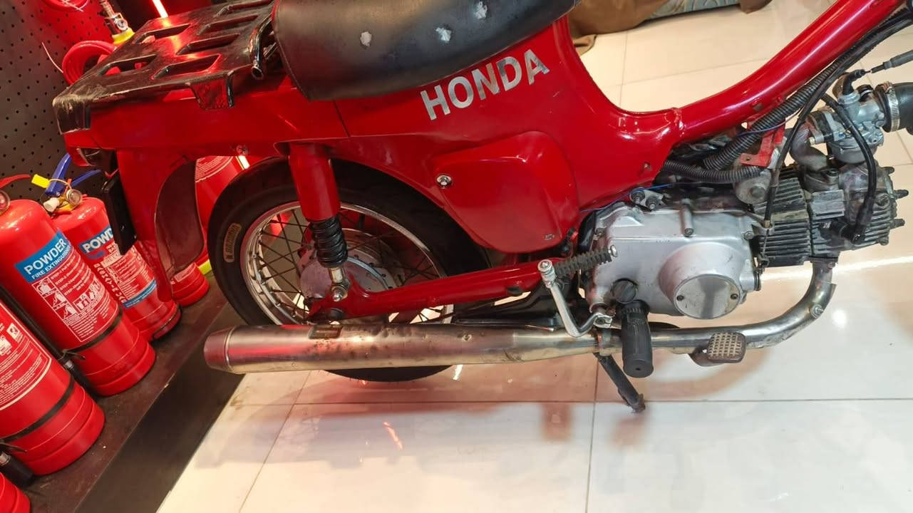 🔥 للبيع دراجة هوندا حمراء موديل كلاسيكي 🏍️
دراجة Honda شكلها أنيق ومرتبة، جاهزة للاستخدام والفحص.
🔴 لون أحمر جذاب
⚙️ مكينة وقير
🛞 تايرات وجنوط سبوك كروم
💡 لايت أمامي كروم
🪑 كرسي أسود
✨ شكل نظيف ومرتب
💰 السعر: خاص
📍 المكان: [البياع]
📞 للمهتمين: [***********]
