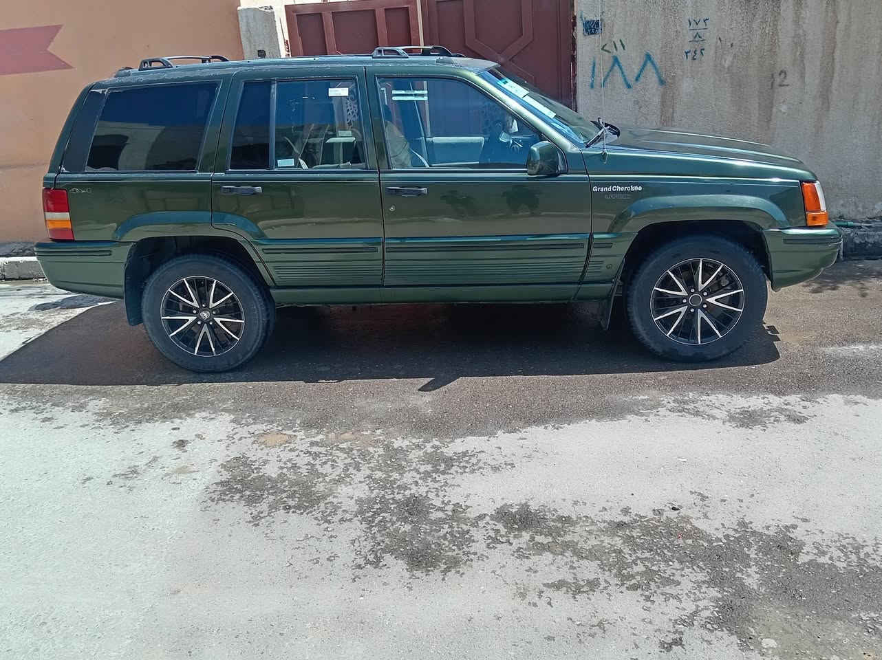 سلام عليكم من رخصت صاحب الكروب جيب شيروكي البيع  اوترهم مراوس حسب القناعه موديل 94 السياره حلوه لاصبغ ولاضربه مكينه وكير شرط تبريد شغال طخم الامامي والخلفي نضيف تايات نضاف كهربايات شغاله السياره حلوه مال بيت السعر50 وبيه مجال الطيبين   الستفسال  التصل***********)***********
