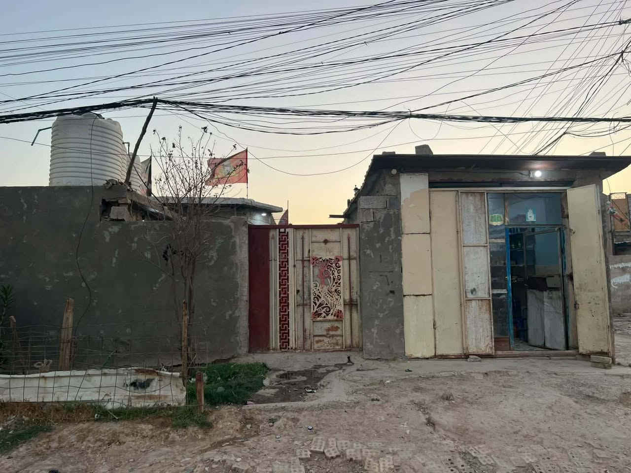 ياالله بيت للبيع مساحه 250او اكثر بي محل باب رزق بناء حديث الأساس مال البيت رفت صب عنوان البيت بضهر مطعم أحمد بديوي مقابيل المركز بدوانم كهرباء ماء جاهز اخر شي وبالعافيه على الي يأخذه السعر 36وبي مجال للطيبين  رقم صاحب البيت ***********
