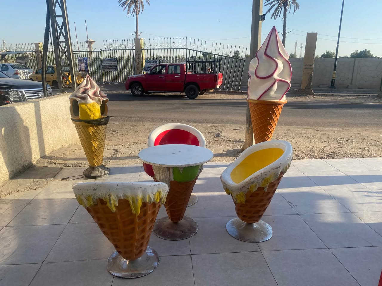 عارضة ايرانية ومجسمات ايسكريم للبيع بغداد باب الجزيرة السياحية ***********
