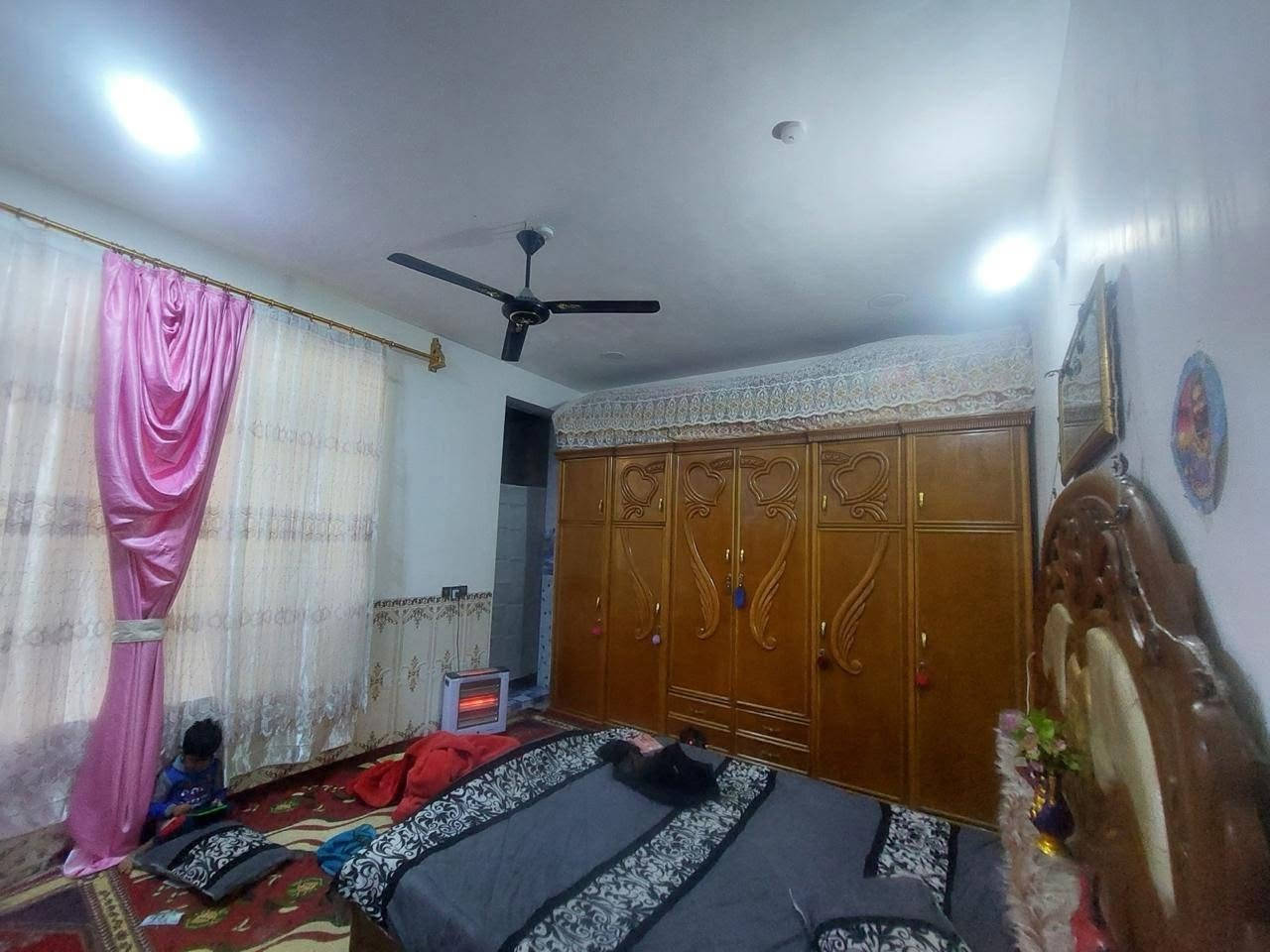 سلام عليكم يوجد دار للبيع
موقع الدار الجعاره قرب معمل الغاز 

مساحة 400 متر طابو 25 

بناء طابوگ مع السياج الخارجي طابوگ

يتكون من غرفتين نوم وصالة كبيره ومطبخ حار وبارد وستقبال وصحيات

حديقة وگراج سياره كبير 

الاتصال ***********
