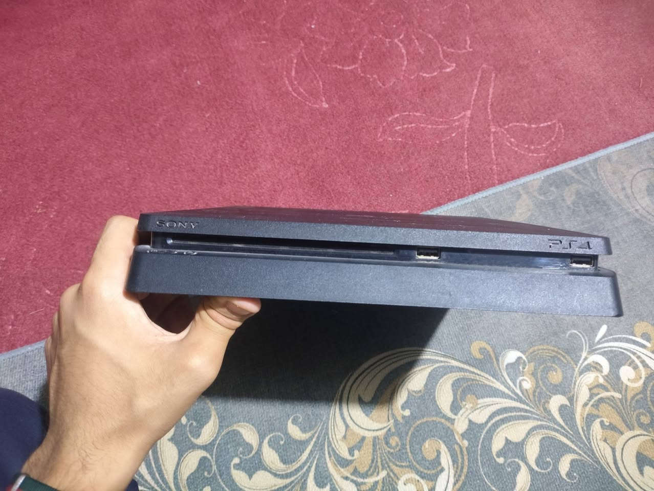 بلي 4 سلم اونلاين 500جيجا وياه 2اقراص و2جوستك 
وغراضه كاملة والكارتونة هم موجودة مكاني قريب على علوة الرشيد  ابو دشير سعره 250وبيه مجال 
***********
