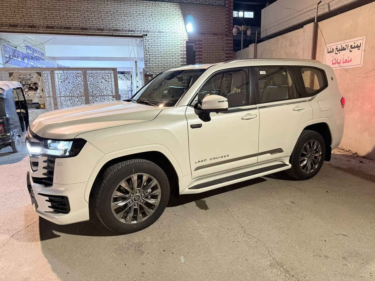 السلام عليكم
للبيع لاندكروز GXR limited 2025 
وكالة ساز بيها ضمان وعقد صيانة 
سته سلندر توين توربو 
خمس كامرات بيها 
المراية كامرة 
شاشات خلفية 
اضائة داخلية متغيرة عدت الوان بيها 
فول حساسات ورادارات امامي خلفي 
مثبت سرعة تفاعلي مع الرادار يشتغل 
لد امامي خلفي لايتات زنون 
داخل بيج مطعم بصاج 
سيارة جديدة اخت الزيرو ماشية ١٧ الف 
كلين تايتل بيها شخط خفيف بالدعامية 
رايدها ب ٩ دفاتر وبيها مجال للشراي 
سيارة مكانها ببغداد ***********
