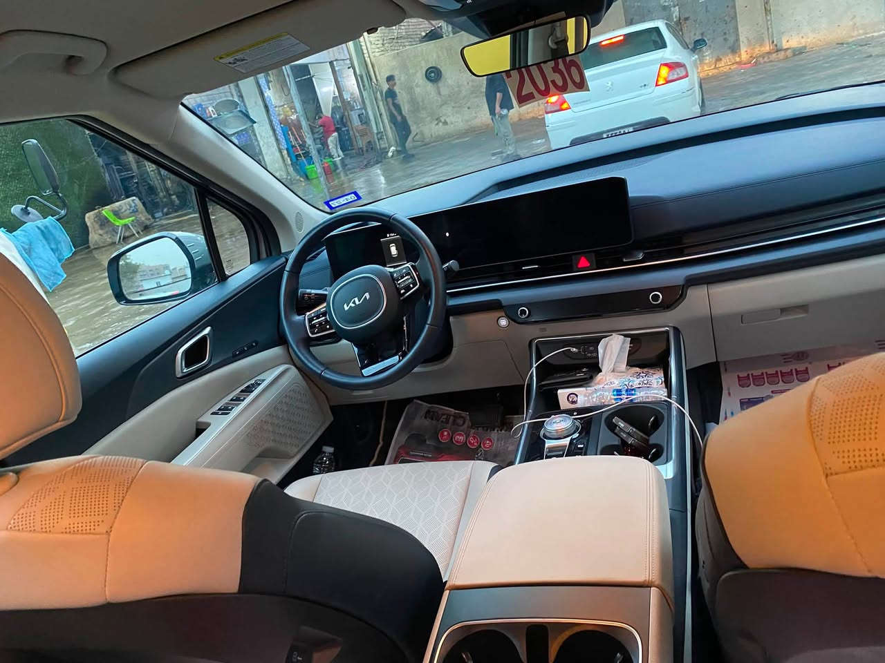 كرنفال موديل ٢٥ هايبرد بانزين فول الفو ل بس بدون فته وبدون ايرباك سياره حدثه فقط صندوك بدل وبقي سياره مكفوله من كلشي العنوان بغداد 
***********
