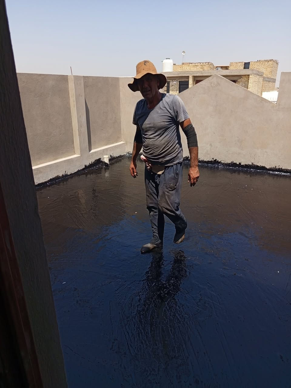 ةالسلام عليكم ابو احمد لعمل الماستك القديم والجديد وتزفيت السطوح مكاني بغداد ***********
