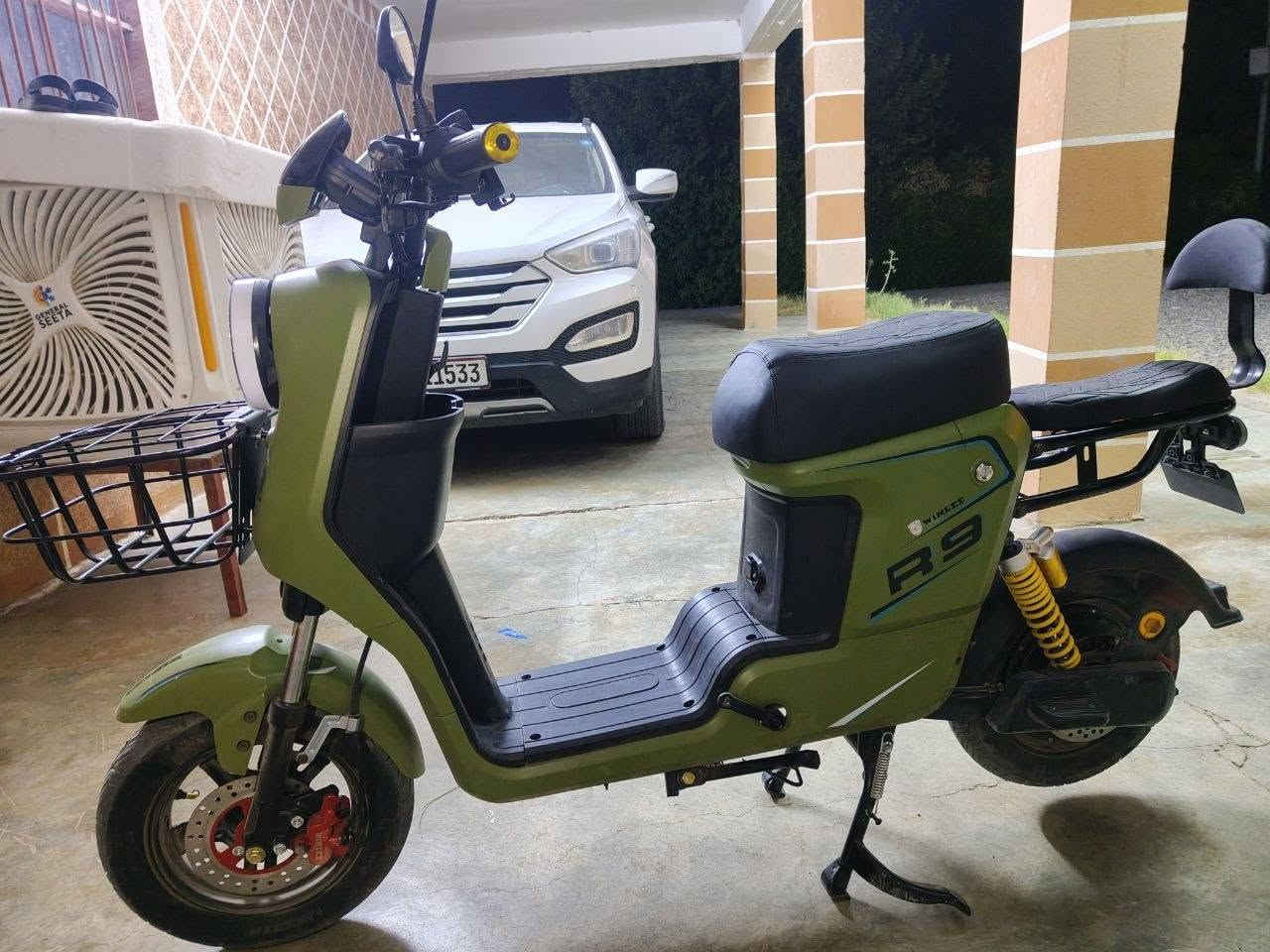 السلام عليكم موطور شحن R9 الون المميز الزيتوني موطور فول موصفات موطر كلشي بي شغال وجديد وفول مواصفات دبلاشاير ولايت ابيض تريد الوان تريدو الوان وضو خمس بطاريات كل بطاريه32 انبير لون البطاريات حمر السعر600 وبي مجال الاتصال على رقم***********
