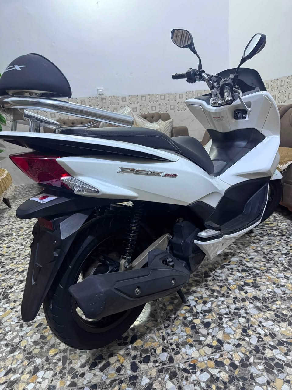 سلام عليكم PCX جيل الثاني ياباني 
مصارلهة هواي من نازله كفاله الدراجه كفر ومكينه لوك
ماشيه 29k✅
وبيه GPS ✅
مكينه150✅
حساس ستان حساس ازدحام✅
المنفيس وكتلوكاته والوصل مال معرض موجود
السعر15 وبيه مجال بسيط مكاني الامين الثانيه بعد سنه اذا كلولك مفتوحه ترجع ماسنجر ممتواجد
شراي اتصل ***********
