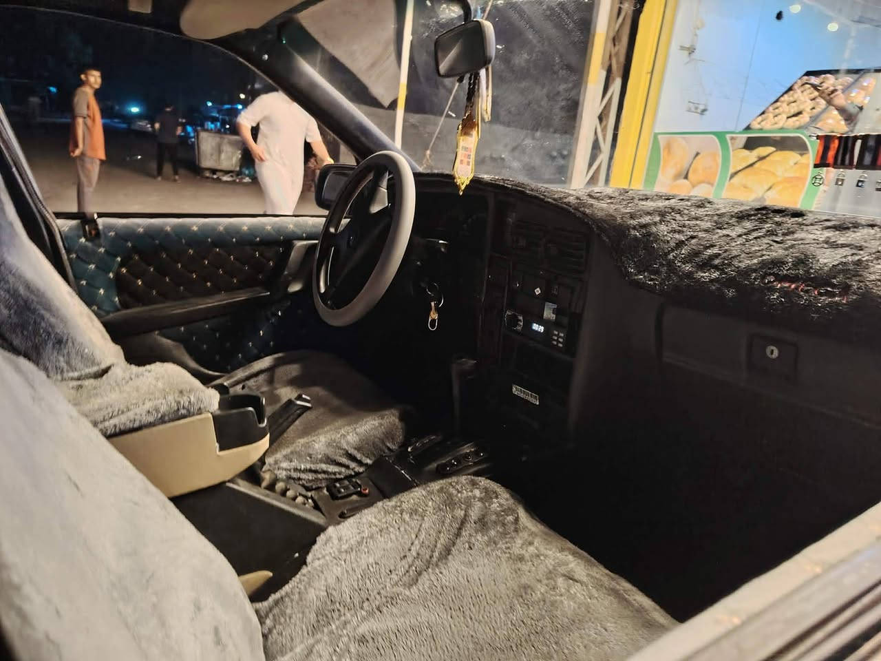 السلام عليكم اوميكه للبيع سياره مال بيت محرك 20 كير وتمتيك جوم اوتمتيك السعر 20وبيه مجال بصيط ومروس حسب النتفاق رقم الهاتف ***********

نص مكتوب في الصور:
- الخميس