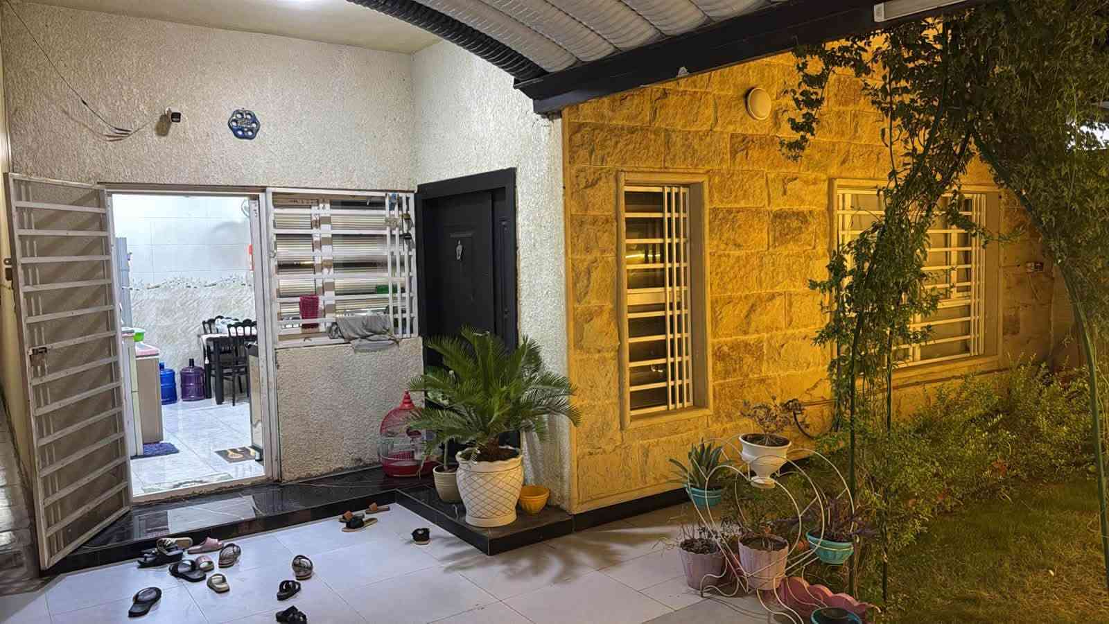 🏡 فرصة استثمارية وسكنية لا تُعوّض | منزل للبيع في مجمع القرية الأنكليزيه
هل تبحث عن السكن الراقي والراحة التامة؟ منزل أحلامك بانتظارك في موقع مميز وبمواصفات بناء رقم واحد!

​📌 تفاصيل وعقارات العقار:

​المساحة: 200 متر مربع.

​الموقع: بصف الركن – شارع عريض بعرض 15 متر.

​الحالة: جاهز للسكن الفوري.

​🏗 التصميم والمعمار (درجة أولى):

​عدد الطوابق: طابقين متكاملين.

​الواجهة: حجر حلان فاخر وبناء عصري.

​غرف النوم: 4 غرف نوم واسعة.

​الاستقبال: صالة استقبال فخمة وفسيحة.

​الخدمات: 3 مجموعات صحية متكاملة.

​الخارج: حديقة منزلية مرتبة.

​💰 السعر وطريقة الدفع:

​السعر: السعر الكلي 160 مليون 

يباع بمقدمه 65 مليون بيه مجال 

وباقي المبلغ يدفع على شكد اقساط شهريه 549 ألف شهري بدون قسط سنوي 

​📞 للتواصل والاستفسار أو لمعاينة المنزل:

​رقم الهاتف: [***********)***********]

​الموقع: مجمع القرية الانكليزيه
