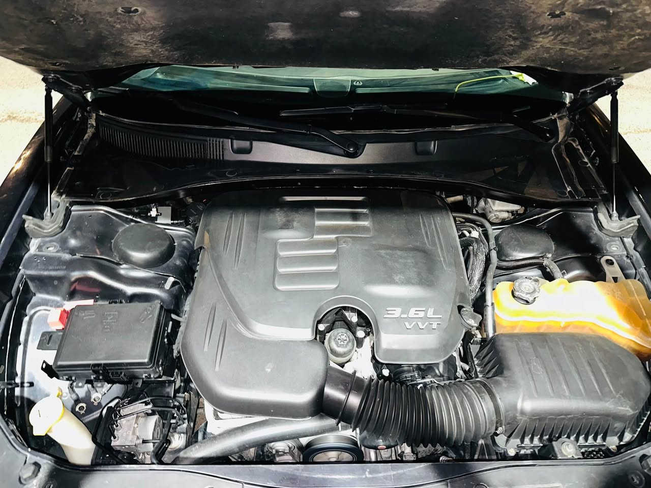 جارجر موديل 2019
فئه SXt فل كامل
محرگ 3600 ، V6
لون نفطي لماع
ماشيه 114 الف ميل
كير محرك مكفول 
سياره بحاله الوكاله ونضافه فول عاليه جدا 
الكفاله 
بدون صبغ 
ضربته فقط قبق جنطه معجون وصبغ وع كد اصبع من الجاملغ الامامي من جوه معجون وصبغ ضربه كلش حلوه وبسيطه 
بدون دواخل بدون ايرباك الحمدلله سياره نضيفه جدا ومال بيت مامتعوبه استخدامه وقت الحاجه فقط 
المواصفات 
بصمه تشغيل 
تشغيل ع بعد 
ابواب بصمه 
كامره خلفيه مع حساسات خلفيه
تحكم بلستيرن 
مثبت سرعه
مصابيح وزنون اصلي
كشن كهرباء
ويل تايرات نضافه فول 

السياره نضافه فول والحمدلله مال بيت استخدامه وقت الحاجه
السعر 210$ تواصل *********** كربلاء, العراق
