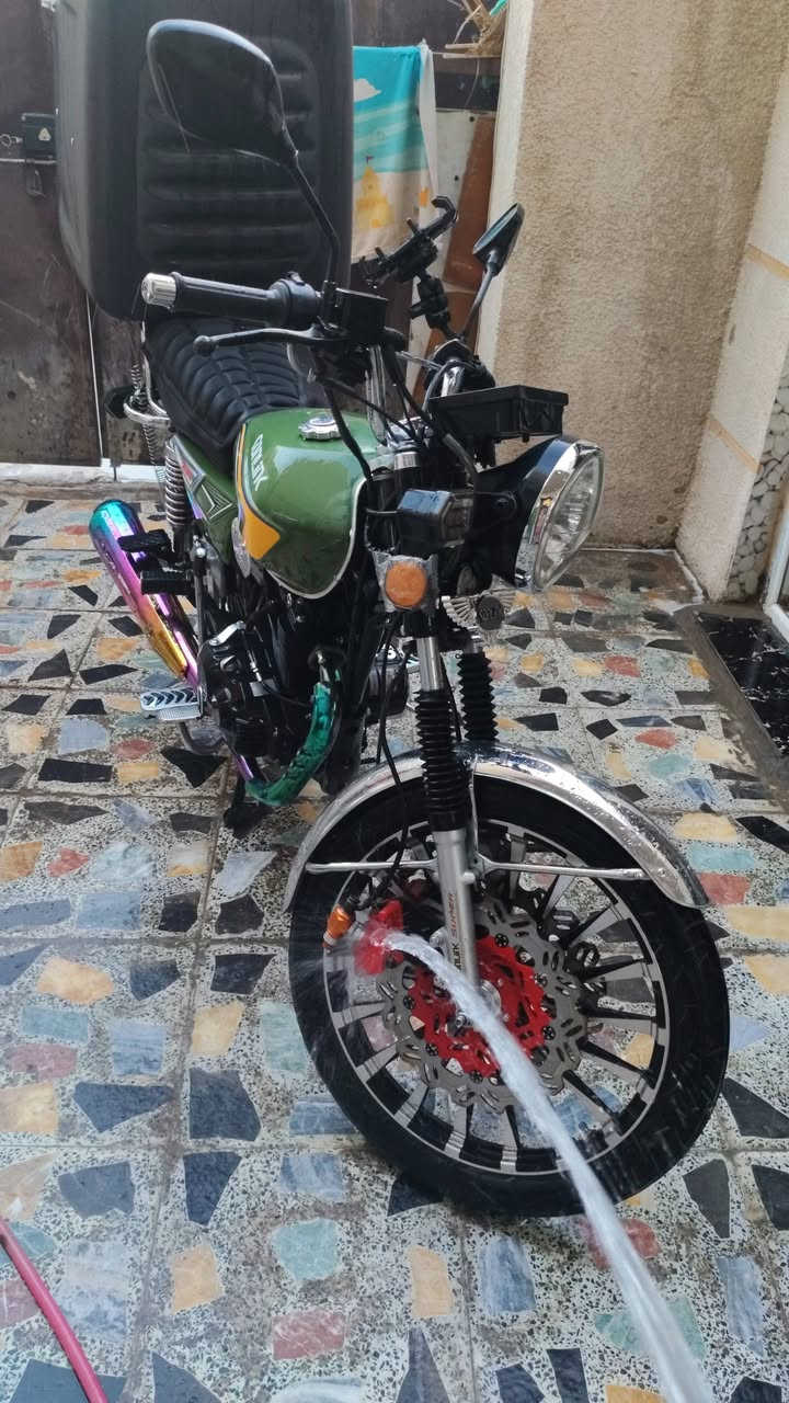 سلام عليكم دراجه سولنك 2026 محرك 250 CC مكفوله كفاله عامه رايدها مليون 50 بيها مجال شي قليل حق جيه دراجه شلعه معدل فول تجي تفحص من باب بيت 
***********
