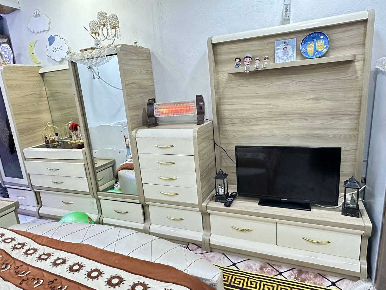 غرفة تركي 8قطع كبيره وقويه قطعه نضيفه وجديده وكلش واسعه خاناته  السعر مليون و200وبيه مجال  مكان ناصريه ***********
