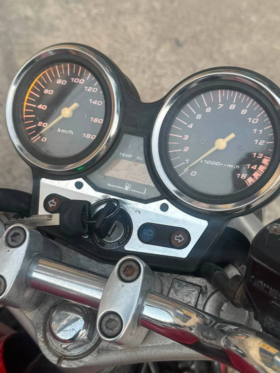 Honda cb400sf 2004 فرۆشتن
وەک عەیب و عار یەک عەیبی نیە 
دەرەجە یەکی ماتۆرە 
مۆدێلی 2004
 سوپەرەکەی ئییشەکا 
گێر و مەکینە بە شەرت 
20 هەزار ڕۆشتوە 
داوای 1500$ ی لێ ئەکەم و قوفڵێتی 
دەنگێکی تا بڵێی خۆشی هەیە بۆیاخی تازەیە 
من لە سلێمانیم 
*********** 
یان نامە ڤنێرە
