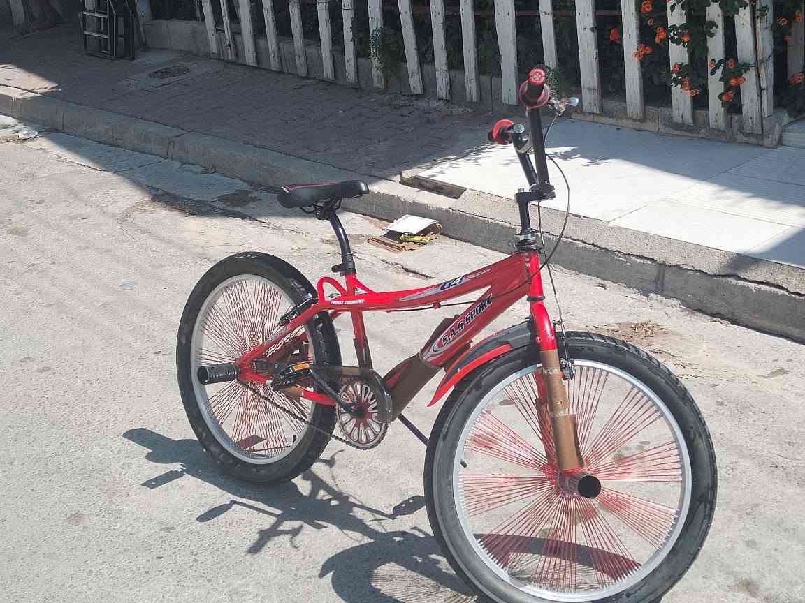 پاسکیلی BMX جۆری Bovidae بۆ فرۆشتن. پاسکیلەکە بە شێوەیەکی باش پارێزراوە و ئامادەیە بۆ بەکارهێنان. گونجاوە بۆ منداڵان و لاوان کە حەزیان بە نمایش و گەشتکردنە.

تایبەتمەندییەکان:

· جۆر: BMX (Freestyle)
· براند: Bovidae
· ڕەنگ: سوور لەگەڵ ڕەش
· قەبارەی چەرخ: ٢٠ ئینج
· دۆخ: نزیک یەک مانگە بە لۆکی کڕدراوە و کەم بەکارهێنراوە، لە ئێستادە وەستاوە.
· تایبەتمەندییە تایبەتەکان:
  · سپایکەکانی چەرخ بە ڕەنگی سوور دیزاین کراوە
  · چوارچێوەی ئاسنی بەهێز
  · زنجیرە و چەرخەکان بە تەواوی کاردەکەن
  · ئیستۆپێکی شەریکەی جێگیر (Kickstand) هەیە
· کێش: نزیکەی ١١.٥ کیلۆگرام

نرخ: ١٣٠٬٠٠٠ هەزار و مەعامەلە

شوێن:
سلێمانی، قالاوە

پەیوەندی:
واتساپ / مۆبایل: *********** السليمانية, العراق
