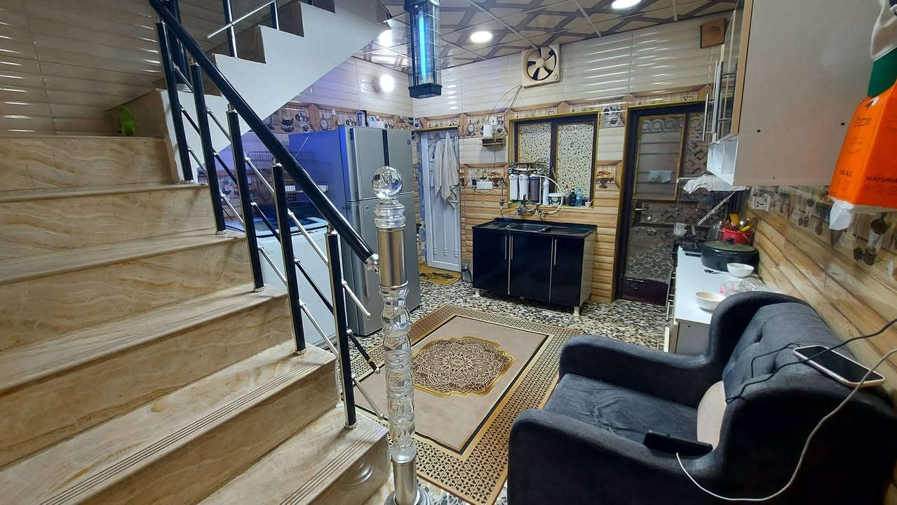 #بيت للبيع مع #الاثاث 80 متر  بناء جديد طابقين موقع مميز مقابل البيت شارعين الشرطة الرابعة مقابل ملعب كرة القدم يتكون من غرفتين وصالة ومطبخ وسطحين للأستفسار على اللارقام التالية
***********👉
***********👉
متوفر واتسآب👉
