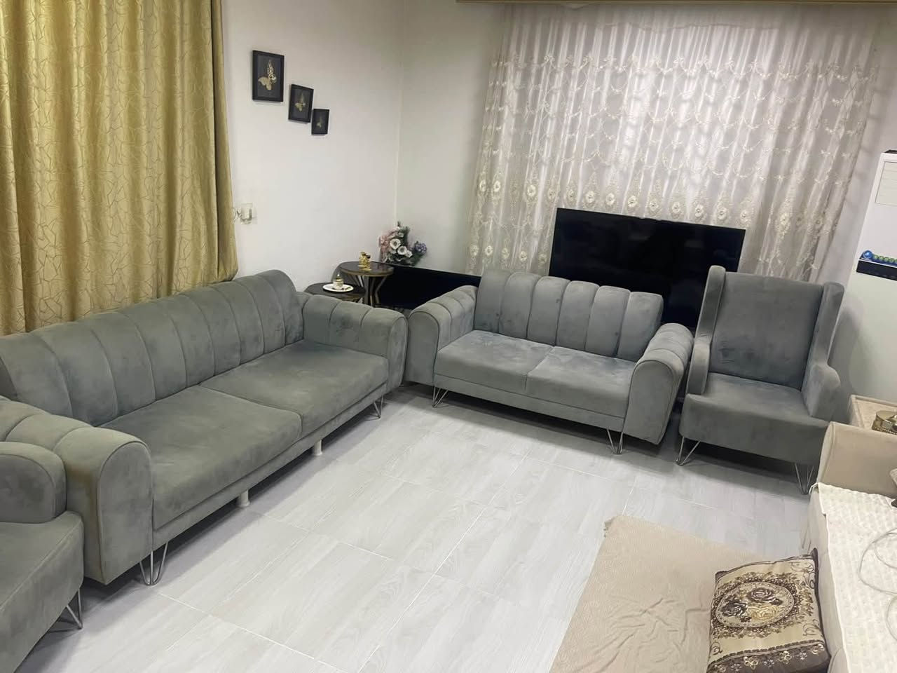 السلام عليكم مجموعة اغراض للبيع 
تخم 7 نفرات
ديوان 8 نفرات
ميز طعام 4 كراسي
مبرده 2 ونص 
طباخ 5 عيون 
ميز بلازما 
غرفه نوم 6 قطع
سرير نفرين
للاستفسار ***********
