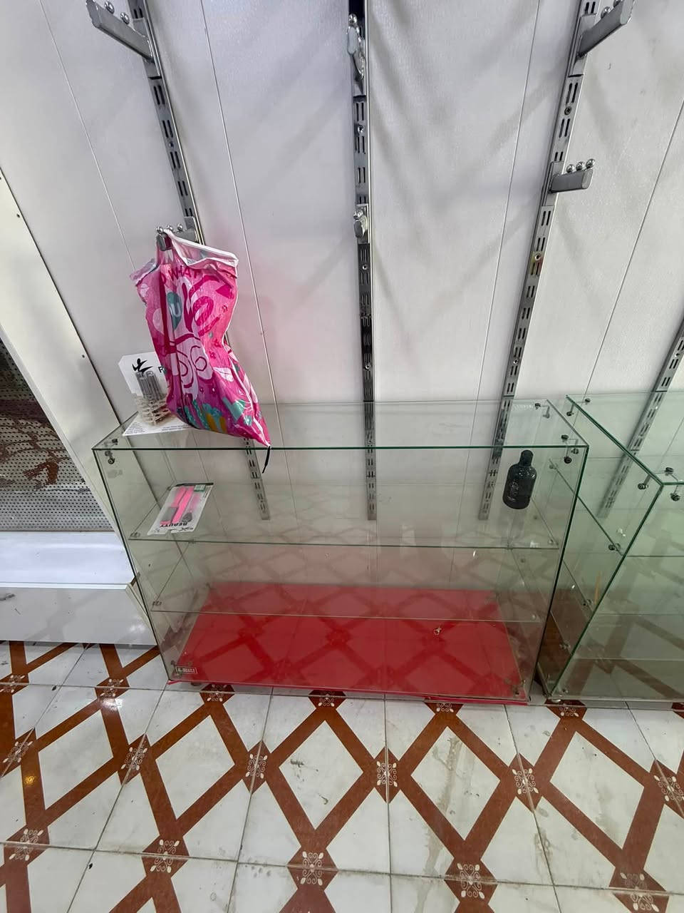 فاترينات جام جديد قليل استخدام العدد 10 قطع سعر القطعة 75 الف للتواصل العرض متر و20و قطعتين متر 
للتواصل مراسلة الصفحة او الرقم 
***********
