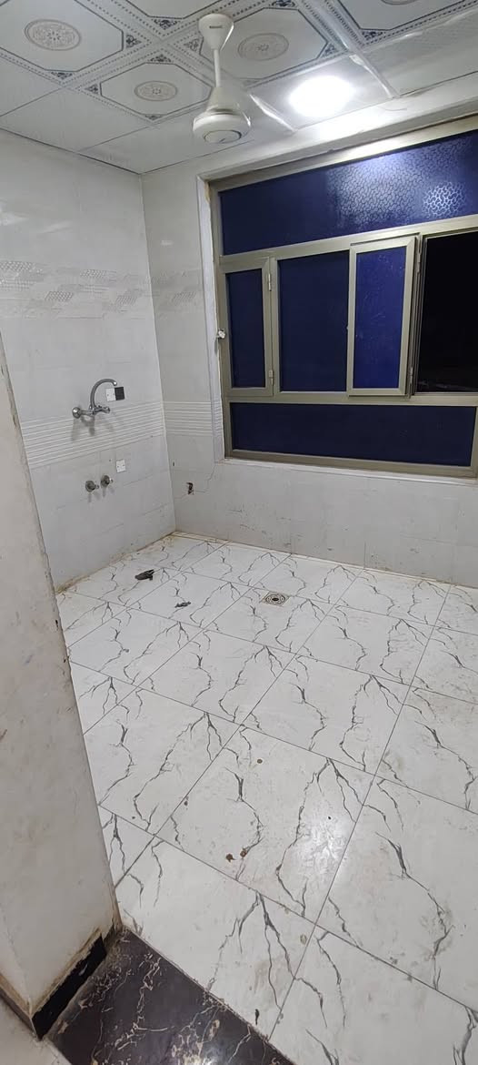 بشقه للايجار بالجربوعيه الثانيه طابق اول نظيفه بيها غرفتين وصاله ومطبخ وصحيات ومنور  قرب مدرسه خديجه 
الايجار 250.    
     ***********
