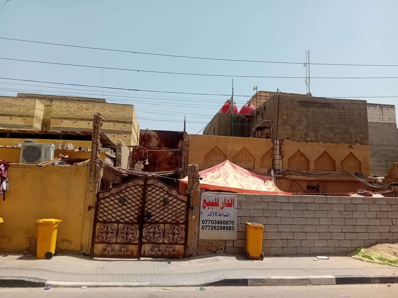 السلام عليكم 
بيت للبيع في القبلة حي الشهداء قريب على مدرسة متوسطة الجهاد للبنات وقريب من السوق الكبير الجديد 
مسافه مشي  عشره دقائق 
البيت تعبان ينباع قطعه ارض 
الطابو جديد هسه توه طلع بدلنا من طابو  (٢٣  الى ٢٥ )
قسام شرعي كامل وجديد نبصملك وتكمل معاملة 
السعر (١٣٥) مليون وبي مجال قليل بيع مستعجل 
***********
