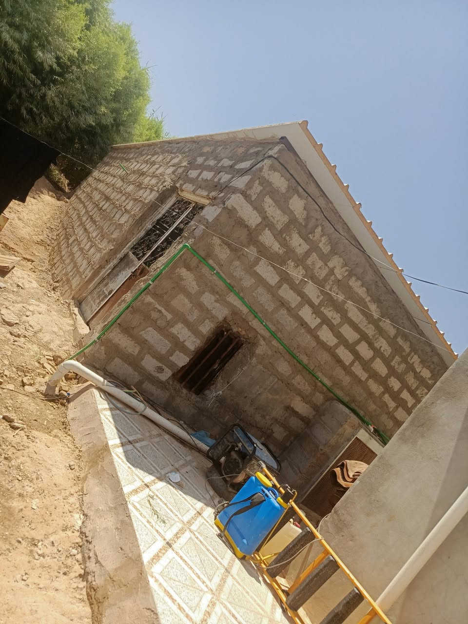 السلام عليكم بيت للبيع في قريه سفيط مساحه الارض 900 متر مساحه البناء 200 متر يحتوي عل قاعه دواجن مساحه 140 متر خلف البيت تصلح الدجاج والجميع انواع الحلال سقف سندويش القاعه البيت متوفر بيه جميع الخدمات ماي اساله + كاكات كهرباء وتبليط للباب وخط مولده المنطقه بيها فوك ال 1500 بيت مدارس مستوصف أسواق كلشي متوفر واذا أنته فلاح أو وعندك حلال تعال أبيعك ارض وياه مساحه 2 دونم ونص بيها حصه مائيه لي يسأل عن جنس الارض لا طابو ولا زراعي الأرض مبيهاا سند وهناا البيوت كلها مبيهاا سندات عالم تبيع وتشتري كله مكاتبه خارجيه وبشهاده المختار مال منطقه الارض غير موجوده عل الخريطه فقط ال 2 دونم ونص سندهن 117 زراعي البيت بيت جدي الله يرحمه بنيت اني بنفس الحوش مالت جدي وجدي ساكن هناا من سنه 1960 والمنطقة امان وسبب البيع صارت عندي مشاكل خاصه ويه عمامي قسمت ما ابقى هناا بعد الشراي بيه خير ويدلل مكاني ديالى اطراف الخالص الاتصال ***********
