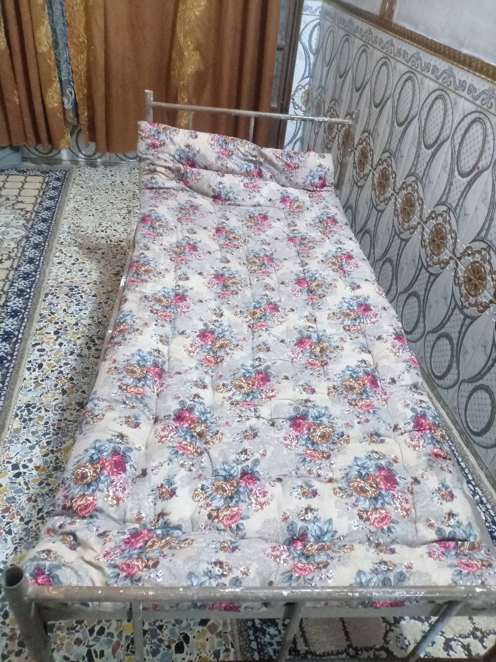 سرير حديد • حجم كبير • قوي ومتين