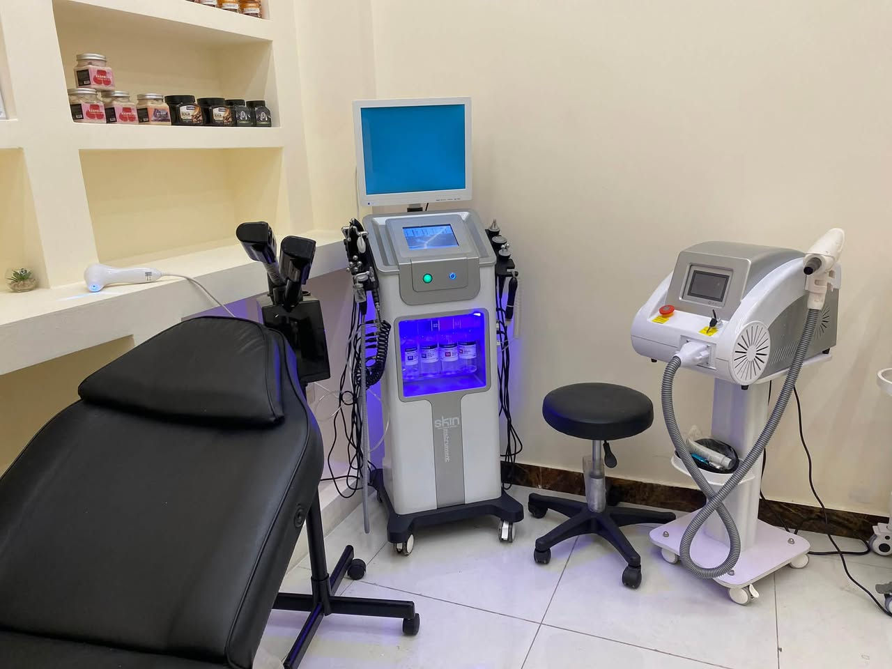 مركز تجميل للبيع – فرصة مميزة ✨
مركز تجميل متكامل للبيع، والأجهزة مستخدمة فقط لمدة شهرين وحالتها ممتازة وجاهزة للعمل مباشرة.
🔹 جهاز HydraSkin هيدرافيشل مع Skin Analyzer
🔹 جهاز ND:YAG للتقشير الكاربوني بالليزر وإزالة التاتو
🔹 البيع للجهازين معاً
🔹 ميز مكتبي + ميز رسبشن غير مستخدمات
🔹 كراسي + تخم + ستول
🔹 سدية طبية ومستلزمات المركز
بلازما + ثلاجة + جهاز بصمة 
📌 الحالة: ممتازة جداً – شبه جديدة
📌 السعر: مناسب جداً وقابل للتفاوض للجادين
📌 فرصة حلوة للي يريد يفتح مركز تجميل ويشتغل مباشرة بدون تكاليف تأسيس كبيرة.
📞 للتفاصيل والاستفسار:
***********
