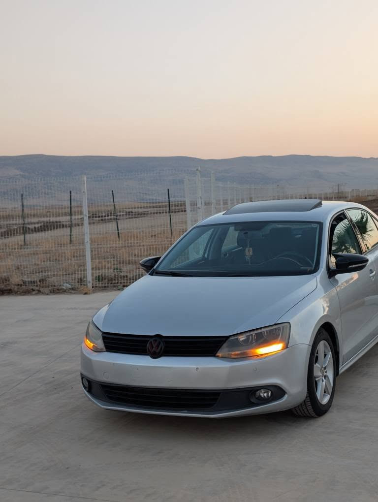 جیتا خلیجی ٢٠١٢ قەپات مواسەفات
مەکینە ٢.٠ مەڕغوب

٦ گیێڕ 

٤ جام auto

شاشە گەورە و aux و Bluetooth 

مکەبەرەی boss 

حاسەی دواوە و پێشەوە 

ئاوێنە کارەبایی و شەفت 

سڵاید 

بیلاد جامەکانی دژەخۆرە 

ناو زەرد 

٤ تایەی نوێی لە ژێرە 

کامل سێرڤسی تازە بۆ کراوە
 
بانس و فویل پەمپ و پلاکی تازەی لەسەرە گێڕ و مەکینەی بەشەرت و نەکراوەتەوە 

ڕۆن و هایدرۆلیکی تازە بۆ گۆڕدراوە 
سەیارەیکە زۆر بێ مەسروف و توند و تۆڵە 

سەنەوی و هەزەی تازەیە 

هیچ خەلەلێکی نییە سەیارەیەکی زۆر بێ مەسرەف و بەنزین کەم ئەخوات بەرمەجە کراوە بۆ ١٠٠ کم ٥.٣ لیتر ئەخوات 
بۆ بەنزینی نۆڕماڵ هیچ کێشەی نییە 

بۆیاخ دوو پارچەی هەیە چەمەلەغ و بۆنیت بێ ئێرباگ 
لای چەمەلەغەکەی یەک تۆز ناوی گرتووە 
نرخی ٩٦ وەرەقەو مەجالێکی زۆر کەم 
گۆڕینەوەش ئەکەم 
*********** السليمانية, العراق
