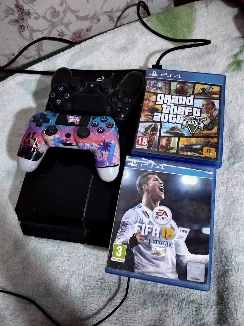 بيع بلي 4 فات نضيف ما مفتوح وياه جويستكين و قرص gta5 و fifa18 سعر 150  الف وبي مجال رقم موبايل ***********
